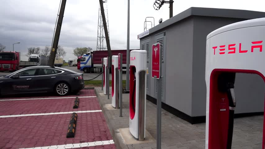 Tesla - pierwsza w Polsce superładowarka Tesla - pierwsza w Polsce superładowarka